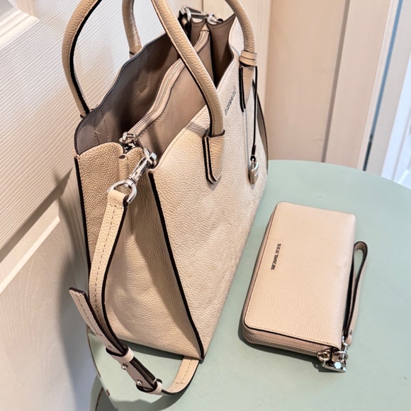 Michael Kors Woman's Light Gray Leather Handbag and Wallet - Picture 2 of 14